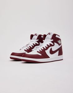 Simple yet refined, the new Air Jordan 1 Retro High OG "Artisanal Red" is the perfect complement to any outfit. This twist on MJ's first signature model boasts a white and "Artisanal Red" leather upper, Wings-logo stamps, and OG Nike Air branding. Leather upper Swoosh overlays Wings logos Traditional lacing system Cush Maroon Jordans, Red And White Jordans, Jordan 1 Red, Red Jordans, Jordan Ones, Jordan Retro 1, Jordan Red, Jordan Air, Wings Logo