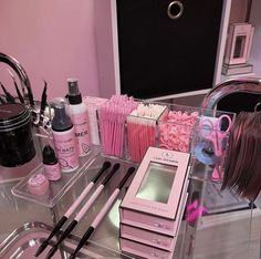 Modern Esthetician Room, Lash Organization Ideas, Lash Cart Ideas, Lash Organization, Lash Cart Set Up, Mua Room, Pink Lash Room, Room Decor Ideas Pink