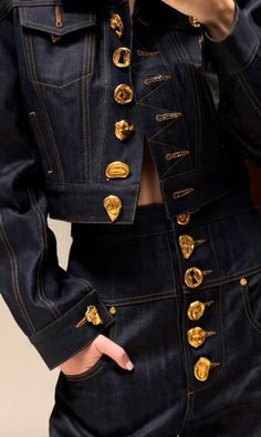 Schiaparelli Denim, Friends Clothing, Ropa Upcycling, Casual Couture, Versace Style, Sports Bar, Fashion Fall, Mode Inspiration