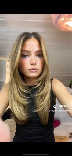 Inward Blowdry, Scandinavian Hair Color, Scandi Haircut, Hair Inspiration Mid Length, Scandi Makeup, Scandi Hair, Stockholm Hair, Blonde Layered Hair, Haircuts 2024