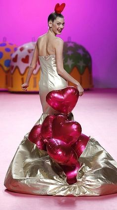 Strange Fashion, Dress Form Christmas Tree, Camp Fashion, Outrageous Fashion, Rococo Fashion, Creative Fashion Photography, Prada Fashion, Conceptual Fashion, Balloon Dress