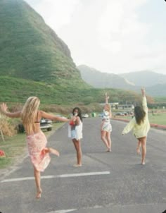 Adventure With Friends Aesthetic, Youth Aesthetic Happy, Travelling With Friends Aesthetic, Traveling With Friends Aesthetic, Friends Travel Aesthetic, California Summer Aesthetic, Hawaii Friends, Luxury Vacation Spots, Friends Teenagers