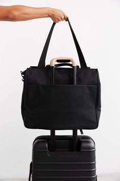 BÉIS 'The East To West Tote' in Black - Recycled Travel Tote Bag Tote Bag Essentials Aesthetic, Bag Essentials Aesthetic, Travel Carry On Bags, Tote Bag Essentials, Carry On Duffle Bag, Best Travel Tote, Underseat Carry On, Tote Bag Outfit, Travel Packing Lists