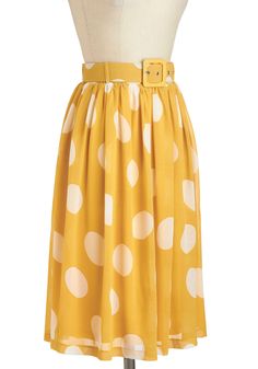 Polka dots Mellow Yellow, Knee Length Skirt, Street Chic, Mode Inspiration, Office Fashion, Dandy, Modest Outfits, Vintage Skirt, Skirt Fashion