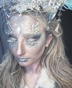 Snow Queen Makeup, Snow Kiss, Ice Costume, Cabelo Pin Up, Ice Queen Makeup, Ice Queen Costume, Fantasy Make-up, Silver Makeup, Inspo Makeup