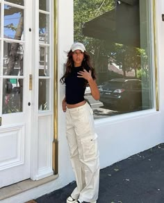 Chica Chola, Low Waisted Pants, Dinner Outfit Casual, How To Style Cargo Pants, Cargo Outfit, Cargo Pants Outfit Women, Cargo Pants Outfits, White Pants Outfit, Cargo Pants Style