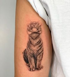 a cat tattoo on the left upper arm