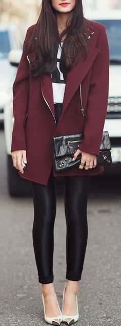 #pumps #leather pants #oxblood coat London Street Fashion, Maroon Coat, Boston Winter, Burgundy Coat, Mode Tips, Fest Outfits, Blazer Outfit, Fashion District