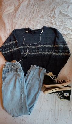 grandpa sweater baggy jeans converse headphones Autumn Downtown Girl Outfits, School Outfits Downtown Girl, Casual Downtown Outfit, Downtown Fall Outfits, Downtown Outfits Winter, Winter Downtown Outfits, Downtown Girl Fall Outfits, Downtown Girl Winter Outfits