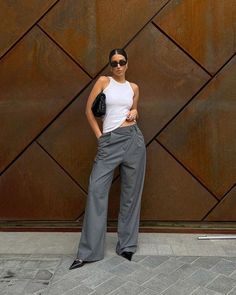 What To Wear With Grey Pants: 5 Amazing Outfits | The European Closet Pointy Heels Outfit, Grey Top Outfit, Outfit Minimalista, High Heels Outfit, Pointy Shoes, Pointy Heels