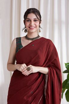 Size Chart Red Saree Cotton, Red Cotton Saree Look, Red Cotton Saree, Saree Aesthetic, Mul Cotton Saree, Diwali Outfit, Hand Block Printing, Maroon Saree, Cotton Saree Blouse