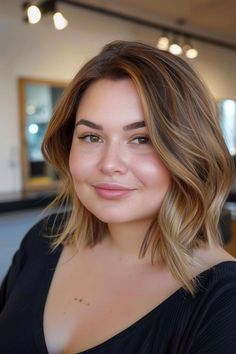 Woman with a slimming haircut, ideal for chubby faces. Cabelo Plus Size, Chubby Face, Hairstyle For Chubby Face, Haircut For Square Face, Curly Styles, Square Face Hairstyles, A Hairstyle, Slimmer Face