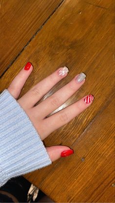 Preppy Christmas Nails, Dec Nails, Preppy Nail Ideas, Winter Fall Nails, Natural Nail Ideas, Christmas Nail Inspo, Preppy Nails, Nail Art Christmas, Glitter Accent Nails