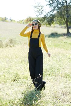 Schwarzer Overall - Haremshose - Schlaghose - Frauen Strapshose - Yoga Hose Stilvoller und komfortabler Damen Schwarzer Jumpsuit mit Haremshose, Schlaghose und Straps-Design Erhöhen Sie Ihren Stil mit diesem trendigen und vielseitigen schwarzen Overall für Frauen. Dieser Overall mit hochwertigem Stoff bietet Haremshose und Flare-Hose-Design, die Ihrem Outfit eine einzigartige Note verleihen. Das Hosenträger-Design verleiht dem Overall ein verspieltes und schickes Element und eignet sich somit pe Boho Dress Winter, Designer Overalls, Boho Overalls, Style Salopette, Pant Flare, Womens Overalls, Boho Wear, Pant Design, Womens Black Jumpsuit