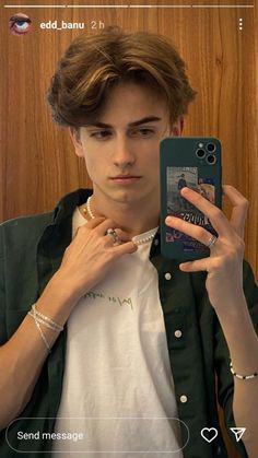 Curtains Hairstyle Men, Eboy Hair, Skater Boy Hair, Middle Part Haircut, Curtain Haircut, Curtain Hair, Messy Hair Boy, Brown Hair Boy, Middle Part Hairstyles