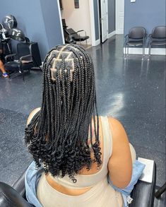 Braid Ideas With Curls At The End, Short Knotless Box Braids With Curls Hairstyles, Hoco Hairstyles Box Braids, Knotless Braids Ideas For Black Women, Braids With Curls At The End Medium, Mid Back Box Braids With Curly Ends, Short Box Braids Medium, Braided Hairstyles For Black Women Medium, Medium Length Hair Styles Black Women Braids