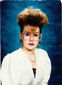 Bad Paid-For Photos - Ellen DeGeneres Photo Gallery Funny Yearbook Pictures, Eighties Hair, 80s Haircuts, 80's Hairstyle, Funny Yearbook, 80s Humor, Hair Fails, 1980s Hair, Hair Mascara