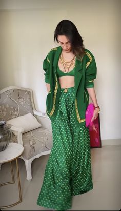 Women Mehendi Outfit, Mehandi Outfit Ideas For Women, Ethnic Fusion Outfits, Modern Navratri Outfits 2023, Bandhej Outfits, Indian Fusion Outfits, Fusion Wear Indian, Indo Western Outfits, Indo Western Outfits For Women