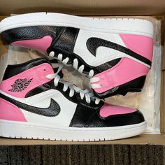 🎨 Hand Painted Design 🤍 Waterproof design ✨Painted with angelus paints. Please message me if you have any other questions! Jordan 1 Pink, Jordan 1 Mid Pink, Custom Air Jordan 1, Jordan 1 Blue, Pretty Shoes Sneakers, All Nike Shoes, Custom Nike, Womens Air Jordans, Cute Nike Shoes