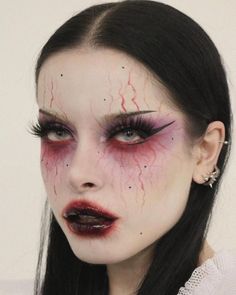 Makeup Horor, Vampire Makeup Looks, Blood Makeup, Demon Makeup, Vampire Clothes, Drag Make-up, Vampire Makeup, Creepy Halloween Makeup, Witch Makeup