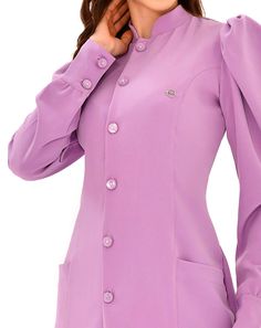 O jaleco Feminino Júlia na cor Lavanda é cheio de delicadeza e romantismo, feito em alfaiataria premium, não amassa, é um modelo slim e acinturado. Possui mangas bufantes, punho camisa, gola padre e lindos botões perolados com strass. Ele é delicado, romântico e ao mesmo tempo imponente. Ideal para você quer fazer a diferença no ambiente de trabalho através da sua imagem. Acreditamos que a riqueza dos detalhes fazem total diferença, esse modelo é único em todos os aspectos, sua manga bufante com Pastel Red, Red Velvet, Quick Saves