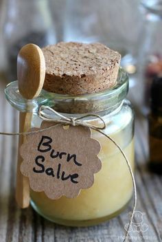 DIY SOOTHING BURN SALVE RECIPE. Ingredients 2 tablespoons honey, 1/8 teaspoon lavender essential oil, optional (use half this amount on children) HOMEMADE BURN SPRITZ 1 part purified water 1 part raw apple cider vinegar Burn Salve, Salve Recipes, Raw Apple Cider Vinegar, Healing Salves, Homemade Remedies