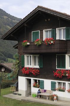 Picture of a quaint Swiss Chalet Switzerland House Exterior, Switzerland House Design, Switzerland House Cottages, Swiss Chalet House Exterior, Minecraft Beginner, Switzerland Homes, Swiss Home