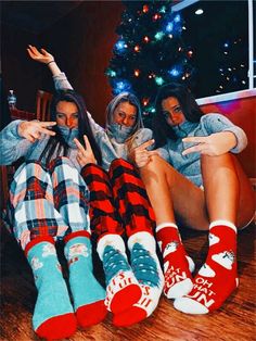 Aesthetic Christmas With Friends, Best Friends Christmas Pictures, Christmas Vsco Aesthetic, Bff Christmas Aesthetic, Christmas Pictures To Recreate With Friends, Christmas Things With Friends, Christmas Friends Pictures, Winter Friend Pictures, Christmas Bestie Pictures