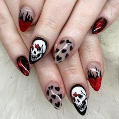 Harley Quinn Nails, Clear Glitter Nails, Sugar Skull Nails, Horror Nails, Dressing Tips, Nail Art Diy Easy, Skull Nails, Heart Nail Designs, Kiss Nails