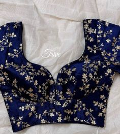 Dark Blue Saree Blouse Combination, Blue Saree Blouse Combination, Dark Blue Blouse Designs, Silk Saree Lehenga, Dark Blue Saree, Blouse Sweetheart Neck, Saree Blouse Combination, Gold Blouse Designs, Dark Blue Blouse