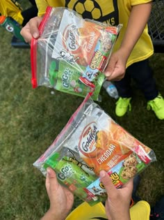 In a Ziplock bag, add a bag of Goldfish crackers, a Chewy granola bar, and a GoGo Apple Pouch for after game snacks. Soccer Mom Snacks Treat Bags, Snack Ideas For Softball Team, Healthy Softball Snacks, Sports Treat Bags, Snacks For T Ball Team, Soccer Game Day Snacks, Snacks Bags Ideas, After School Sports Snacks, Snack Ideas For Tball Team