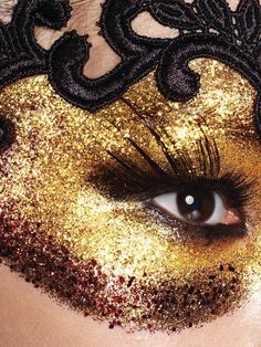 makeup mask - this would be so cool for a masquerade Masquerade Mask Makeup, Carnaval Make-up, Masquerade Makeup, Make Carnaval, Avant Garde Makeup, Mask Makeup, Theatrical Makeup, Black Makeup, Halloween Make Up