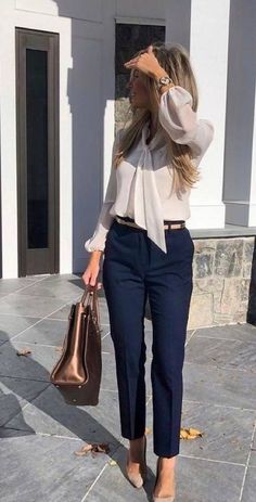 Dresses To Wear To Work The Office, Relaxed Business Casual Women, Recruiter Outfits, Law Firm Outfits, Branding Outfits, Work Attire Women, Mode Mantel, Casual Work Outfits Women, Fashionable Work Outfit