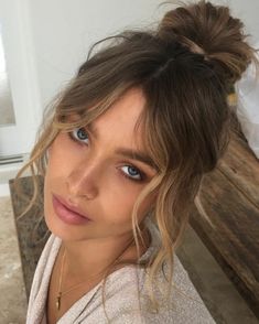 Dutt Haare mit lockerem Aussehen, braunen Haare, langer Ponny Messy Bun Hairstyles, Penteado Cabelo Curto, Hair Images, Sylvester Stallone, Wallpaper Vintage, Loose Hairstyles, Grunge Hair, Messy Hairstyles, Hairstyle Ideas