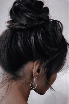 Hairstyle Wedding Bridesmaid, Black Hair Bun, Black Hair Aesthetic, Wedding Hairstyles For Medium Hair, Hairstyle Wedding, Easy Updo, Easy Updo Hairstyles, Updo Hairstyle, Bun Hairstyle