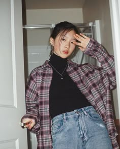 Look Grunge, Black Turtle Neck, Turtleneck Outfit, Mode Hippie, Flannel Outfits, Korean Girl Fashion, Layering Outfits, Korean Street Fashion