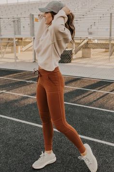 Adidas Leggings Outfit, Athleisure Trend, Model Pose, Outfit Yoga, Paris Mode, Athleisure Women, Legging Outfits, Workout Attire, Mode Casual