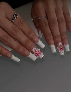 White Tips With Design, White Flower Nails, Pretty Summer Nails, Holiday Tattoo, Tattoo Nails, Flowers House, Nails Flowers, Kitchen Photography, Vegan Ideas