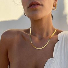 Jewellery Photography Inspiration, Jewelry Product Shots, Gold Pearl Jewelry, Gold Snake Chain, Snake Necklace, Everyday Necklace