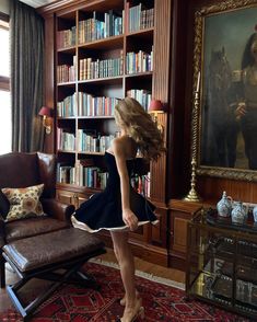 Old money, old money aesthetic, romantizing life, lifestyle, coquette, femme fatale, feminine energy, dark academia, bookworm Dresses 18th Birthday, Blair E Serena, Velvet Homecoming Dress, Holiday Party Outfit Work, Money Girl, Future Lifestyle, Old Money Style, Rich Kids