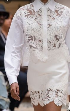 White Lace Blouse Outfit, Casual Bride, Simplicity Fashion, Fashion Tops Blouse, Lace Outfit, Classy Dress Outfits, Embroidery Designs Fashion, Pretty Blouses, Ermanno Scervino