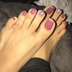 Pedicure y diseños para uñas pies de moda | Tendencias 2019 Purple Toe Nails, Purple Toes, Toe Nail Color, Pretty Toe Nails, Cute Toe Nails, Summer Toe Nails, Pedicure Designs, Toe Nail Designs, Toe Nail Art