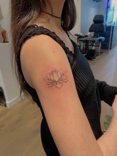 Nana Ren Flower Tattoo, Teenager Tattoos, Nana Lotus Tattoo, Nanas Tattoo, Laos Tattoo, Nana Tattoo Ideas, Nana Tattoo, Baroque Tattoo