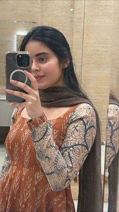 Traditional Mirror Selfie, Desi Fashion Casual, Desi Aesthetic, Chique Outfits, Salwar Kamiz, Beautiful Dresses For Women, Quick Outfits, Indian Aesthetic, Easy Trendy Outfits