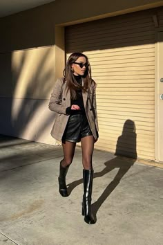 Going Out Outfits Comfy, Autumn Fashion Night Out, Womens Outfits With Tights, Leather Mini Skirt And Blazer Outfit, Blazer And Shorts Outfit Fall, Skirt Blazer Boots Outfit, Work Outfits With Blazers For Women, Nye Blazer Outfit, Leather Shorts Blazer Outfit