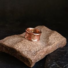 A hammered copper ring with a vintage touch, but with a simple and robust design. This ring has an irregular texture that gives it a unique character, as if it had been hand forged with care and skill. The patina of the copper adds a rustic charm, while the hammered finish creates an interesting visual effect, reflecting light distinctively. It is a discreet piece but with character, ideal for men who appreciate simplicity and authenticity in their style. This ring easily adapts to any occasion, Comme Si, Hammered Rings, Viking Style, Ring Mens, Copper Ring, Rustic Jewelry, Robust Design, Copper Rings, Hammered Copper