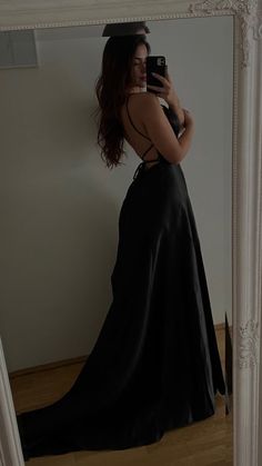 Vestido negro, espejo Fancy Long Black Dress, Elegant Black Dress Prom, Black Elegant Formal Dress, Black Silk Dresses Long, Gala Black Dresses Elegant, Black Prom Silk Dress, Black Prom Dresses Long Elegant Classy, Prom Dress Aesthetic Black, Silk Black Dress Aesthetic