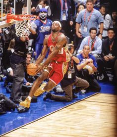 the basketball player is going to dunk the ball in front of his team mates