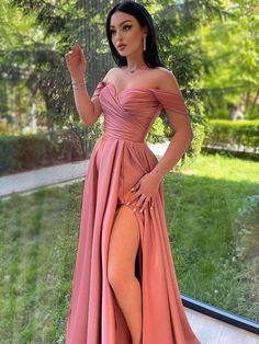 فستان زهري, Stile Blair Waldorf, High Split Dress, Split Prom Dresses, Fest Outfits, Satin Prom Dress, Split Dress