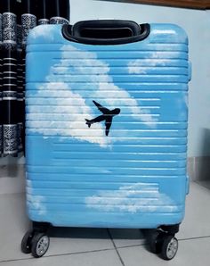 Suitcase Painting, Luggage Painting, Painted Suitcase, Bendy Candles, Diy Suitcase, Diy Luggage, Denim Art, Personalized Luggage, Travel In Style